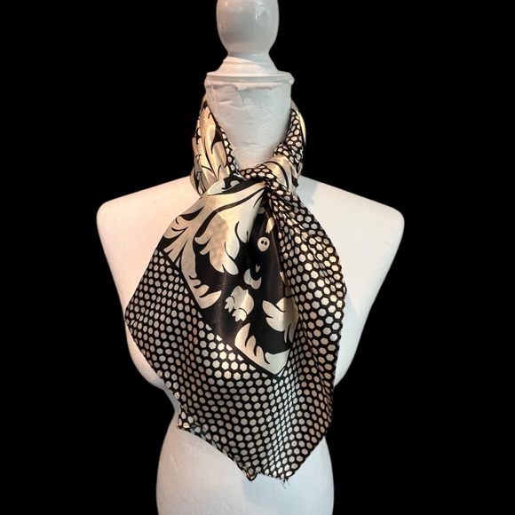 Elegant Black and Cream Scarf - Picture 1 of 3